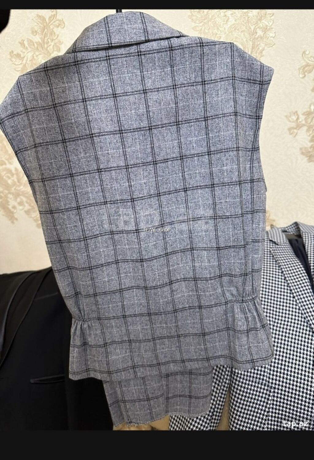Boz rəngdə, kvadratlı naxışlı kişilər üçün klassik jilet. - Model - şəkil 2