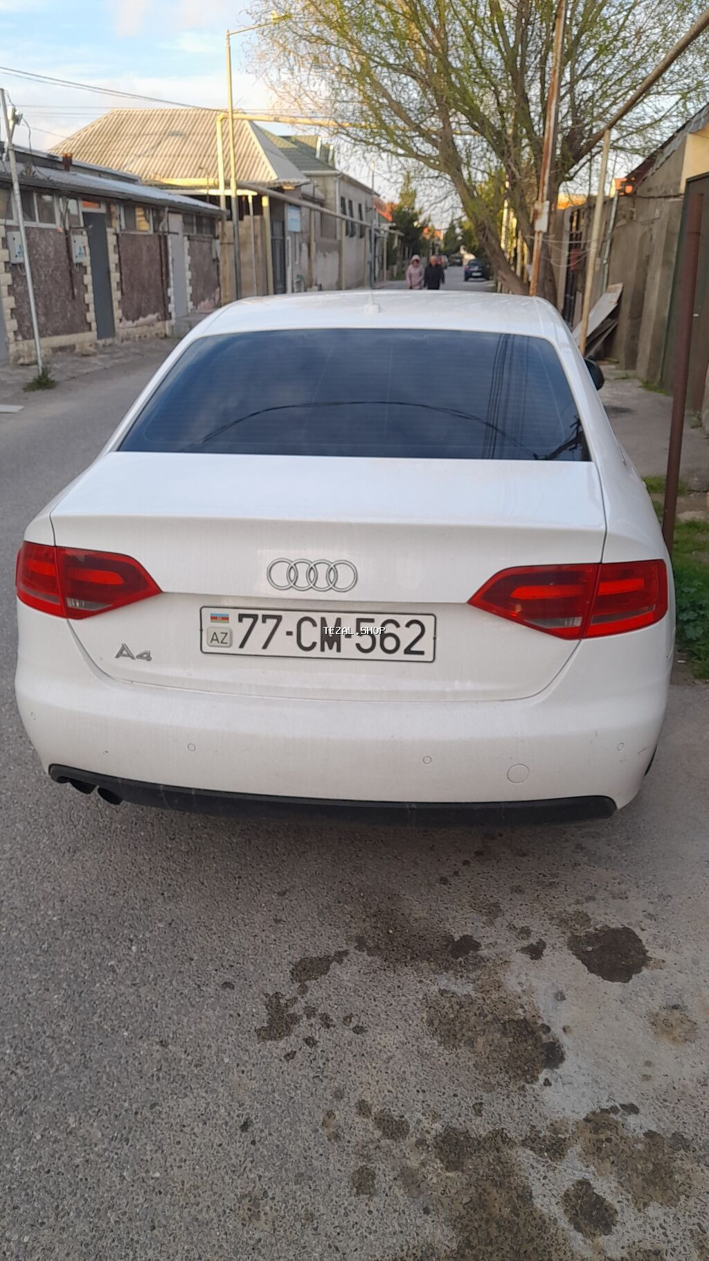 Audi A4 sedan – ağ rəng, Azərbaycan nömrə nişanı. B8 kuzov (təxminən