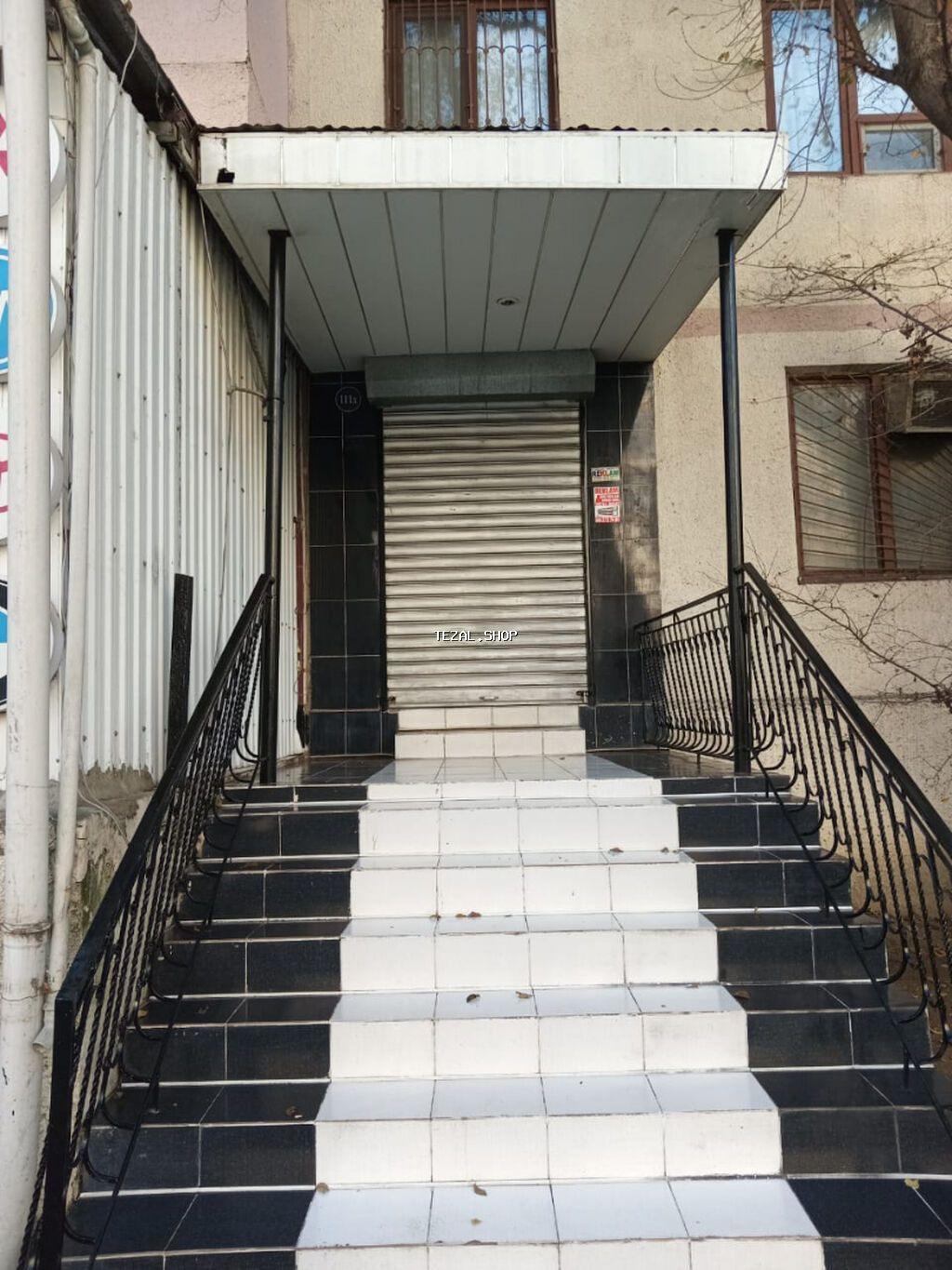 Ofis arendaya verilir uzunmuddetli. Merkezi yolda yerleşir. Iki girişi