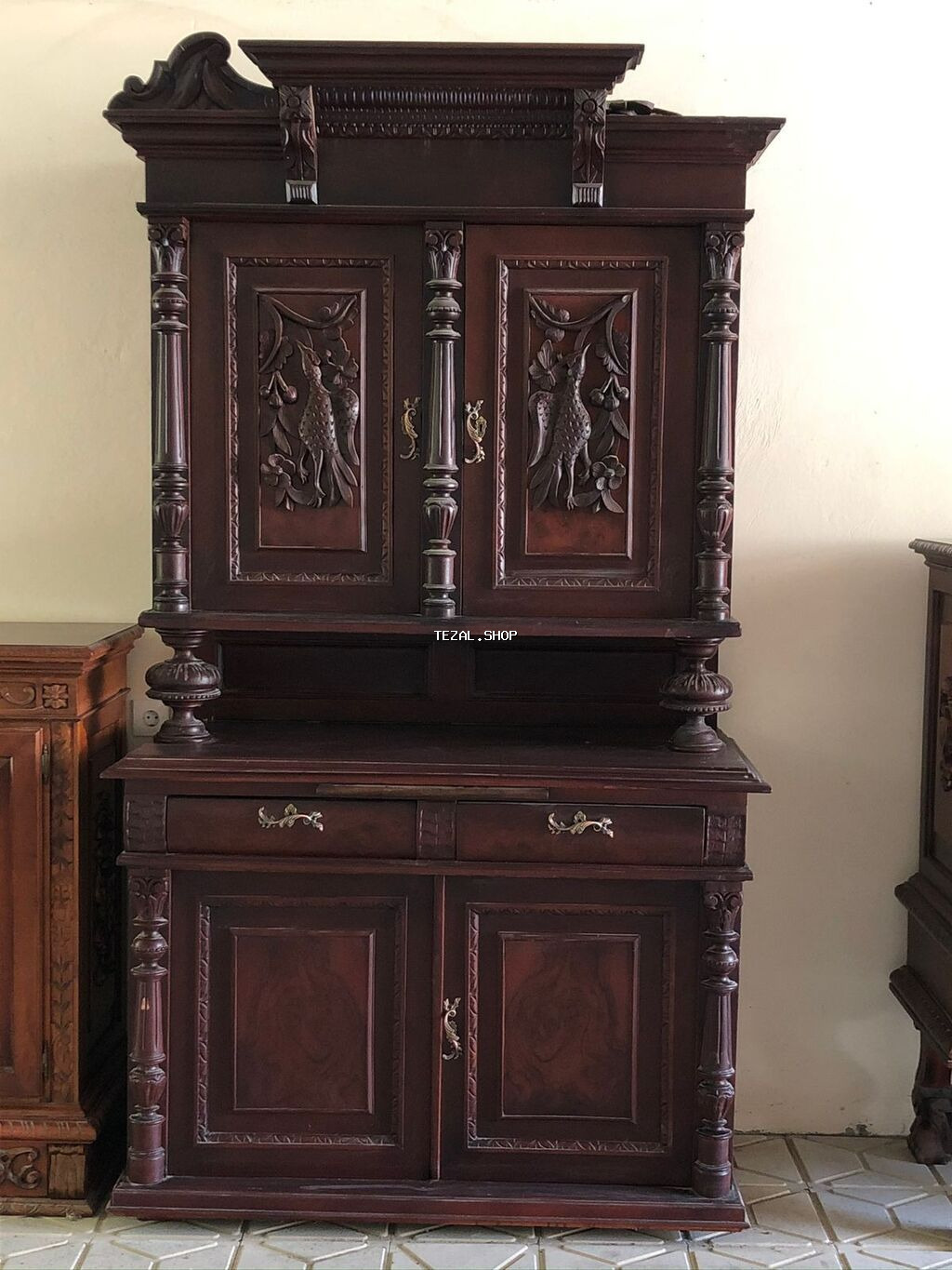 Antik üslubda taxta bufet-vitrin - Material: keyfiyyətli bərk ağac