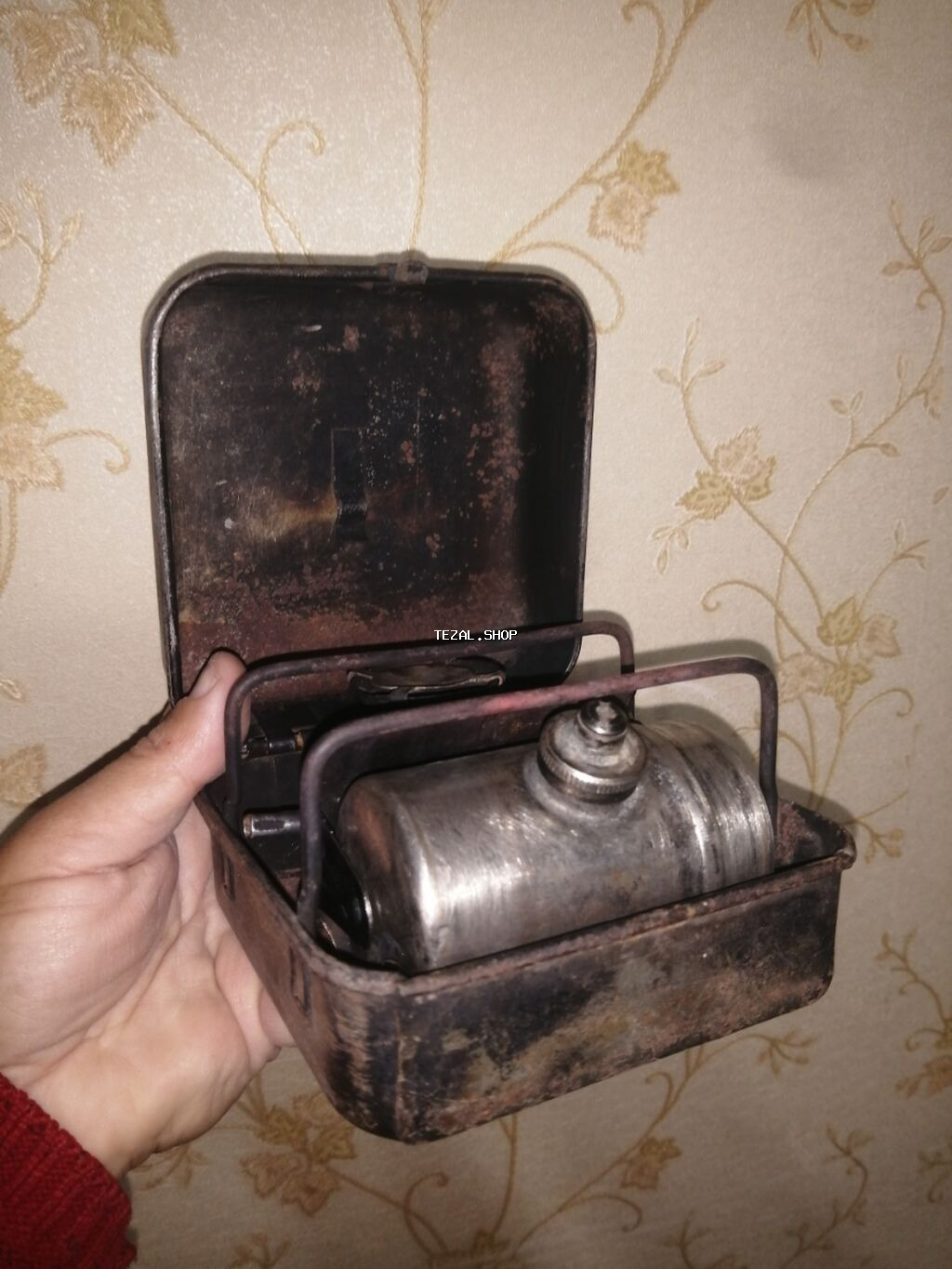 Primus__Этот предмет — винтажный керосиновый примус, который