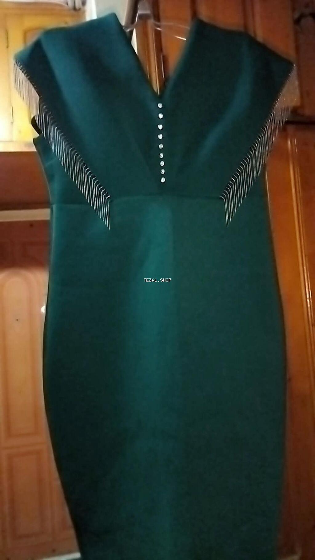 Zümrüd-yaşıl rəngdə, bədənə oturan qələm fason don. Dərin V-yaxa - şəkil 2