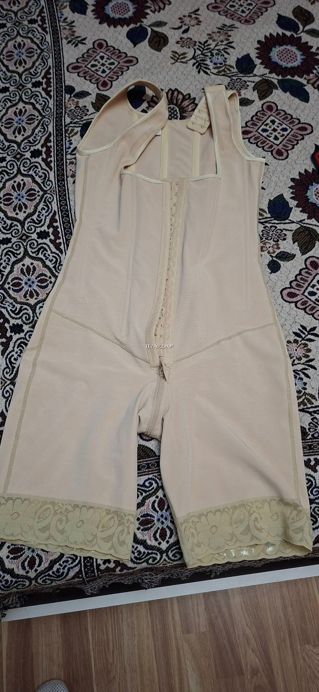 Bej rəngli qadın bodisuit korreksiya geyimi, bədən formasını