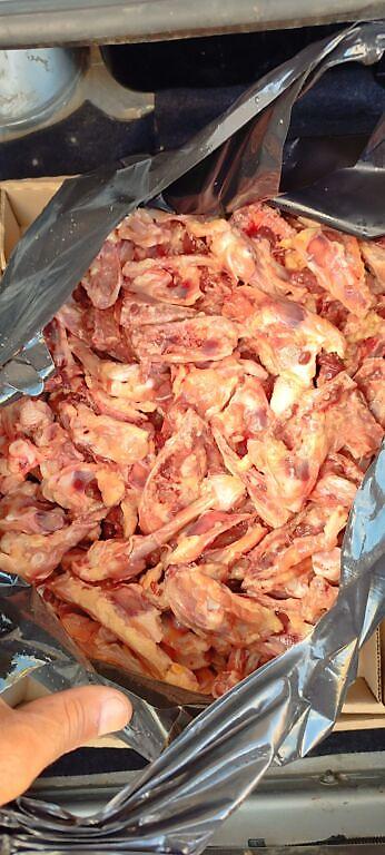 It yemi. Toyuqun Qabirga ve Bud sumuyu, Toyuq farji ciyer boyun - şəkil 5