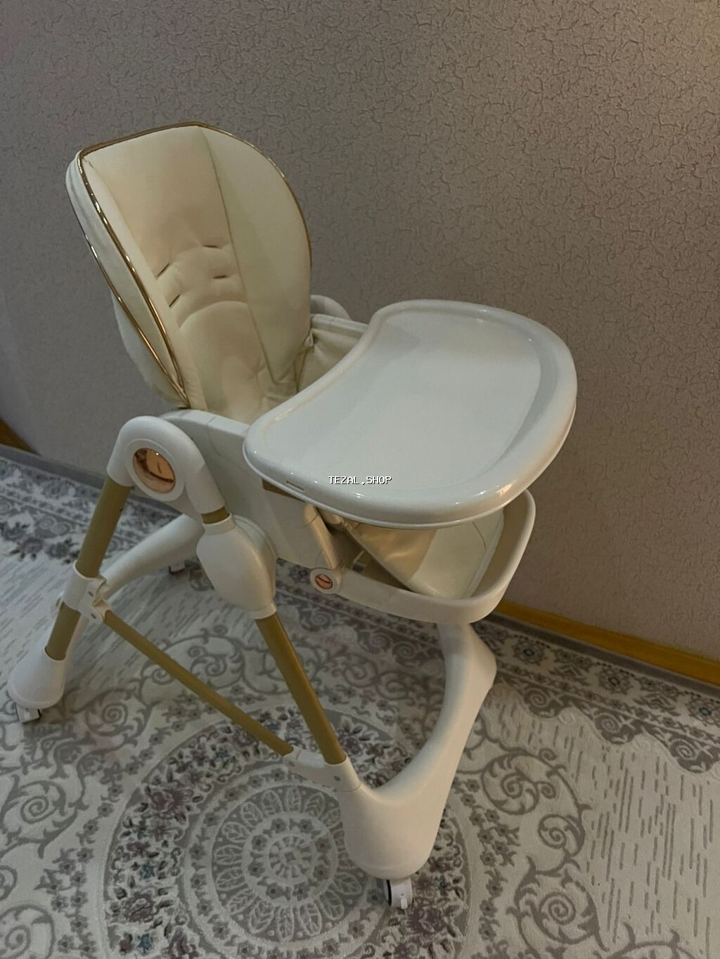 Uşaq yemək stulu - Rəng: krem/şampan tonları, qızılı detallarla -