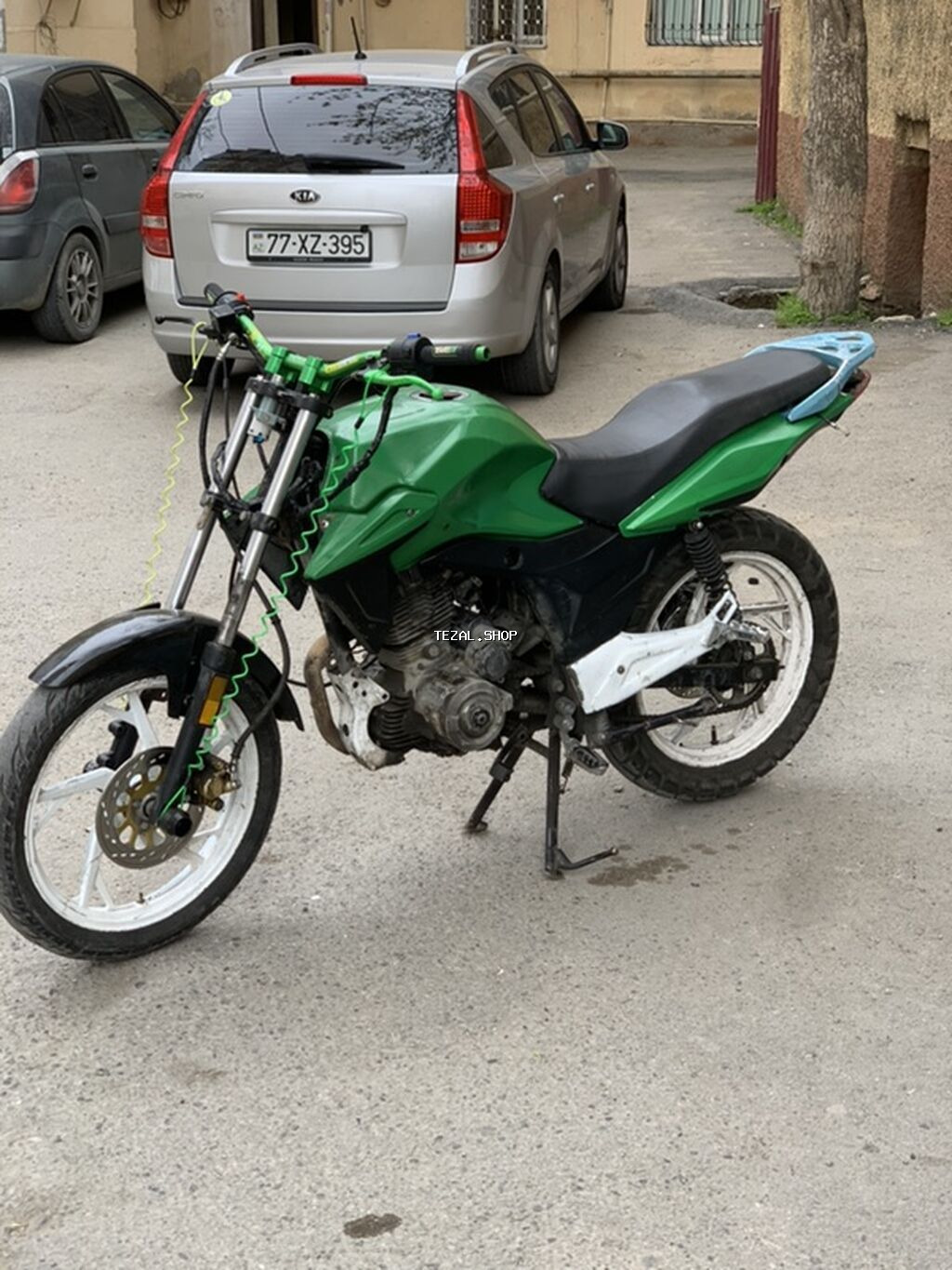 Motosiklet – küçə/naked üslubunda, yaşıl-qara rəng sxemi ilə. Texniki