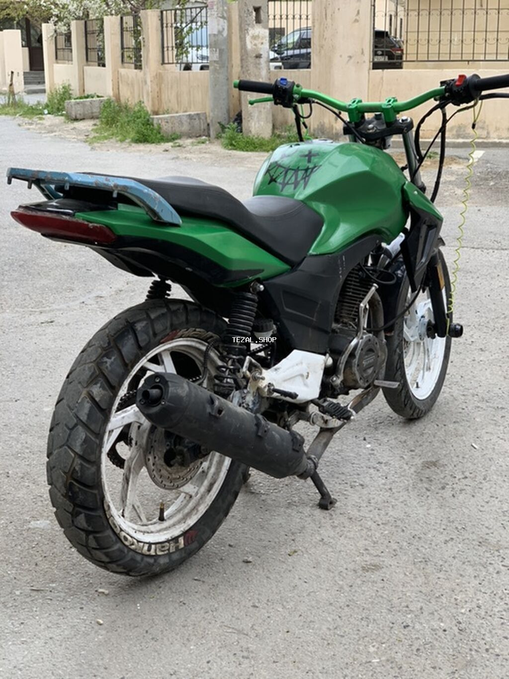 Motosiklet – küçə/naked üslubunda, yaşıl-qara rəng sxemi ilə. Texniki - şəkil 2