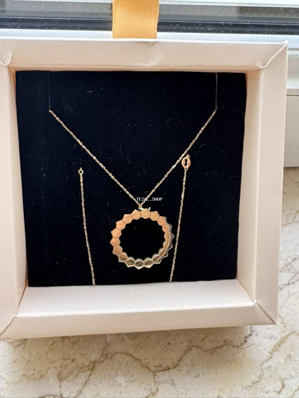 Dəstə daxildir: Boyunbağı, Sarı qızıl