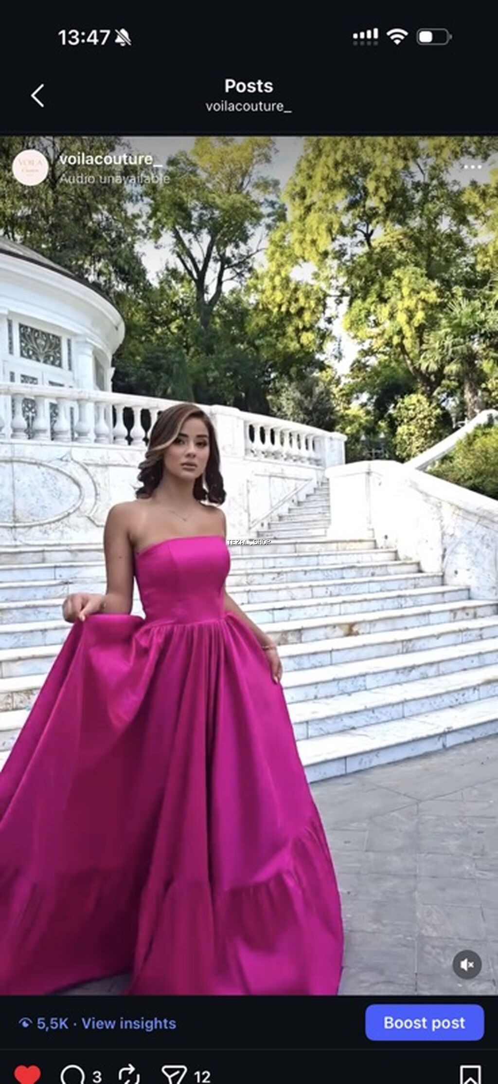 Parlaq fuksiya rəngində, uzun və həcimli ətəkli axşam geyimi. Model