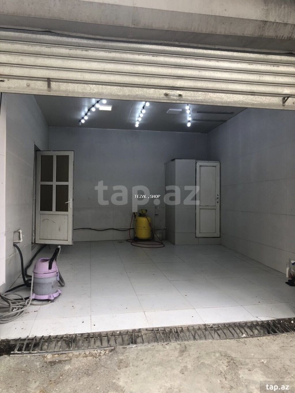 Avtoyuma İcarəye Verilir divarlar yuyulmaya uyğun materialla örtülüb