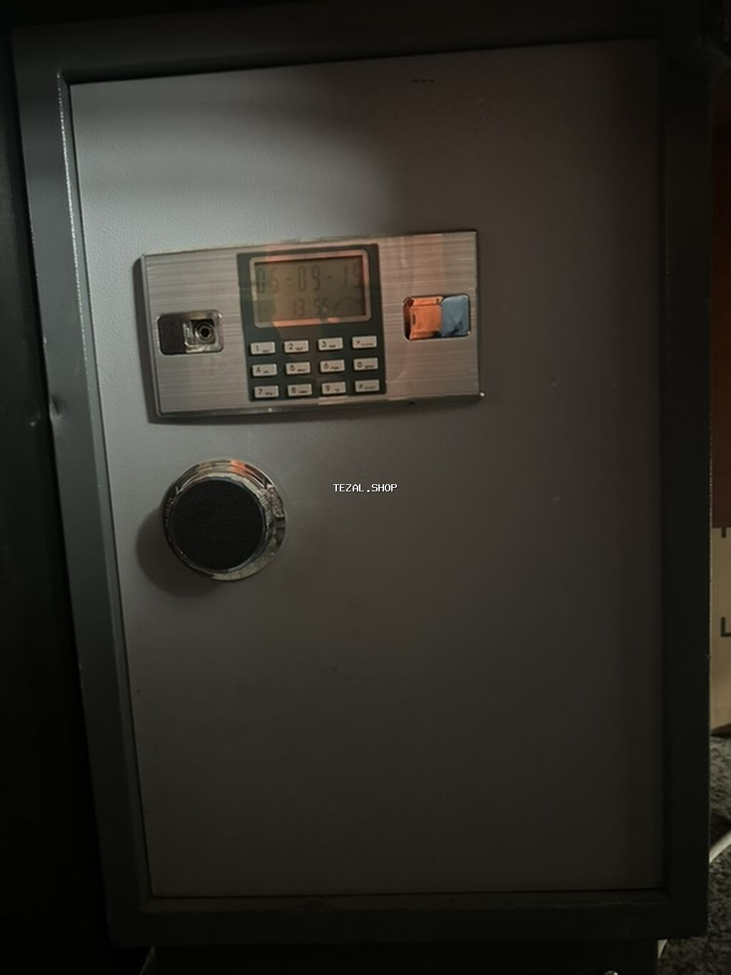 Elektron şifrəli seyf. Ölçülər en 42sm/dərinlik 39sm/hündürlük 70sm