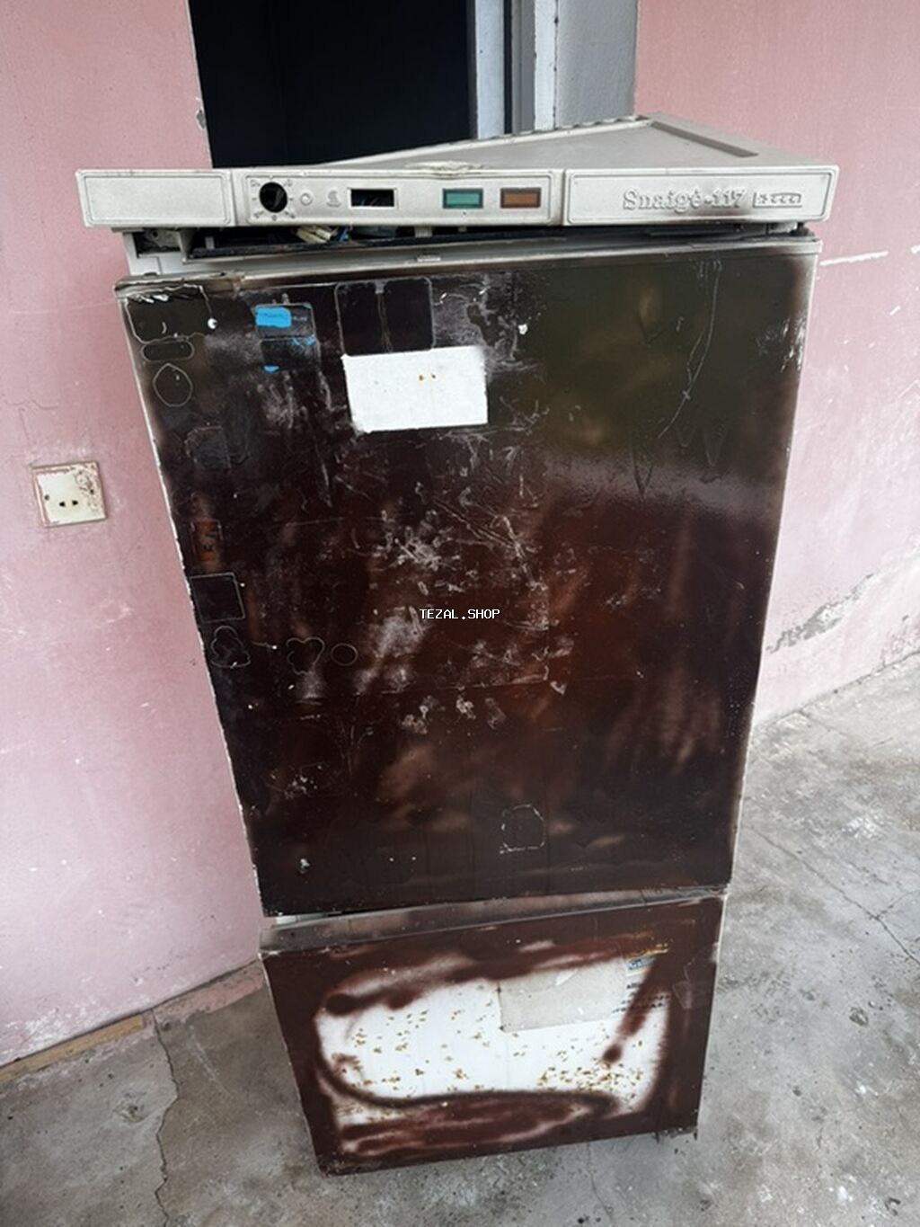 Soyuducu satilir ishleyir hal hazirda zeif soyudur Ashagi qapisi tam