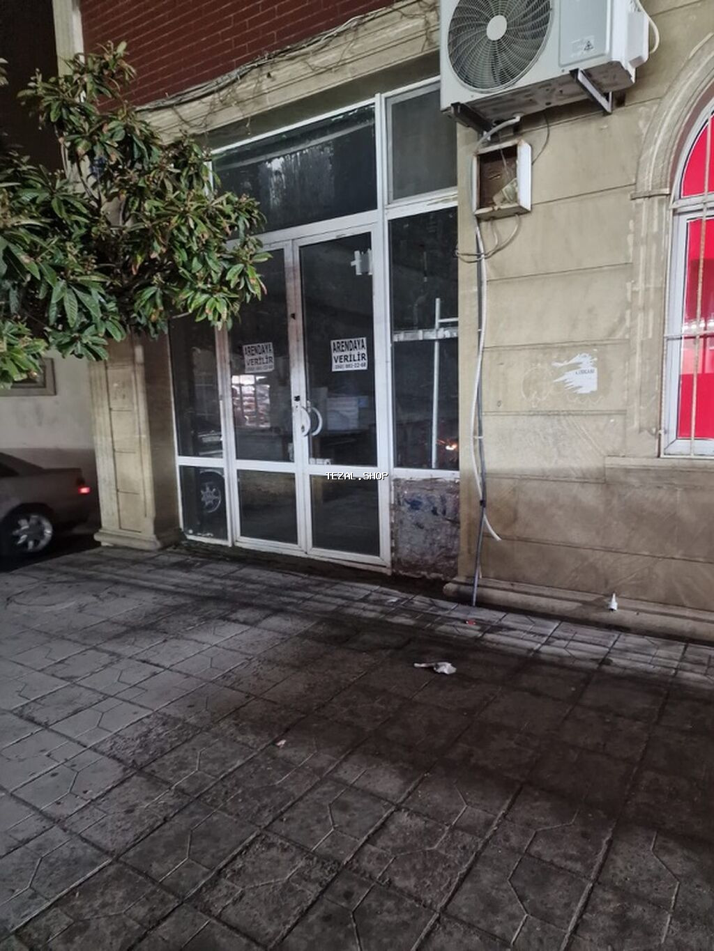 Arendaya verilir Xüsusiyyətlər: - Şüşə vitrinli ikiqat qapı, geniş