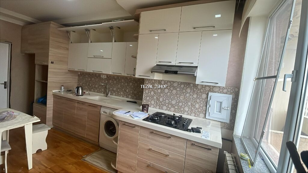 Mətbəx mebel dəsti – müasir dizayn, ağ-parlaq yuxarı şkaflar və ağac