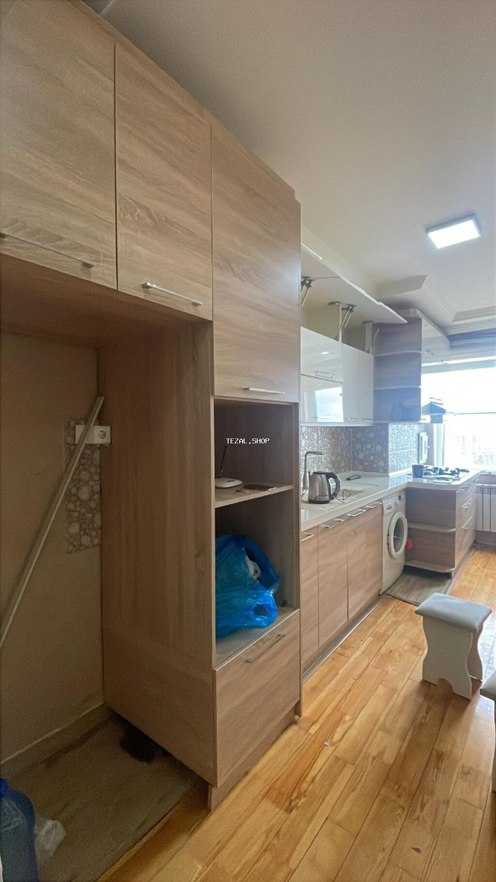 Mətbəx mebel dəsti – müasir dizayn, ağ-parlaq yuxarı şkaflar və ağac - şəkil 2