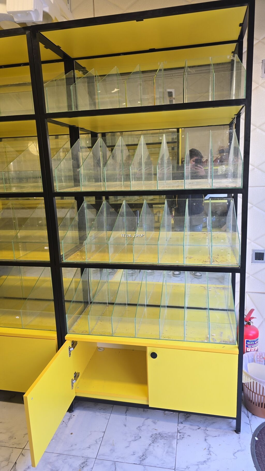 Mağaza üçün vitrin-stend dəsti - Material: möhkəm metal karkas, sarı