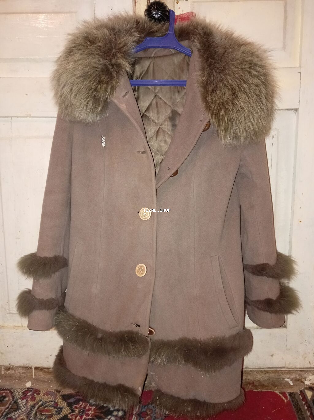 Qadın qış palto - Rəng: boz-qəhvəyi - Material: qalın, yumşaq parça;