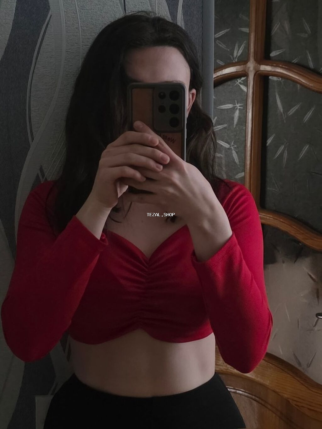 Qırmızı uzunqol kroptop - Model: V-yaxa effektli, ön hissədə büzgülü