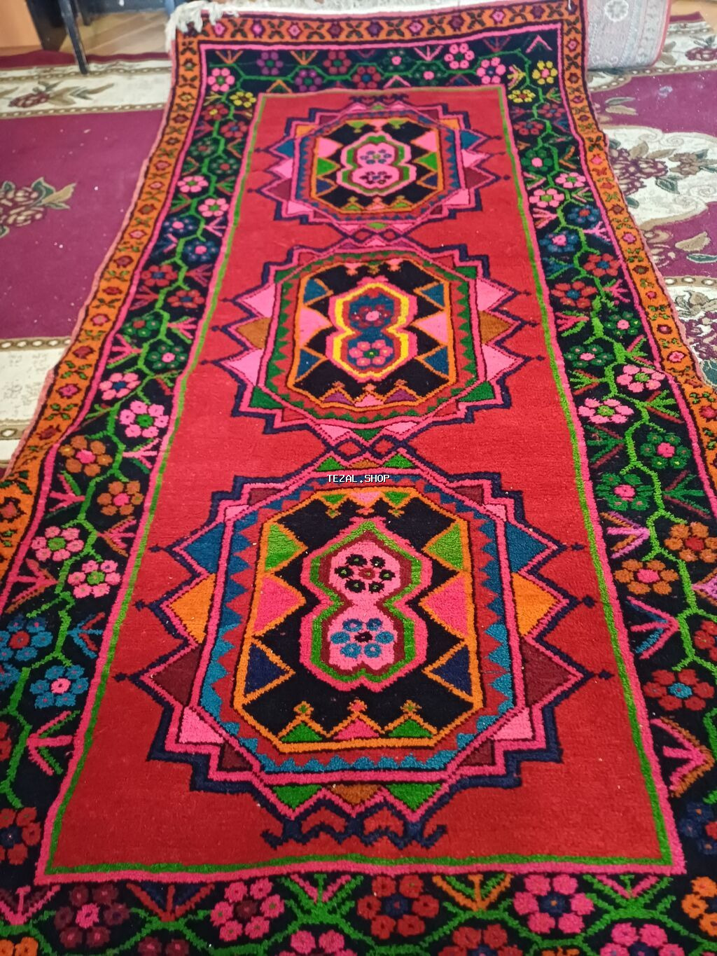 Məhsul: Əl toxuması xalça Təsvir: - Parlaq qırmızı fon üzərində üç