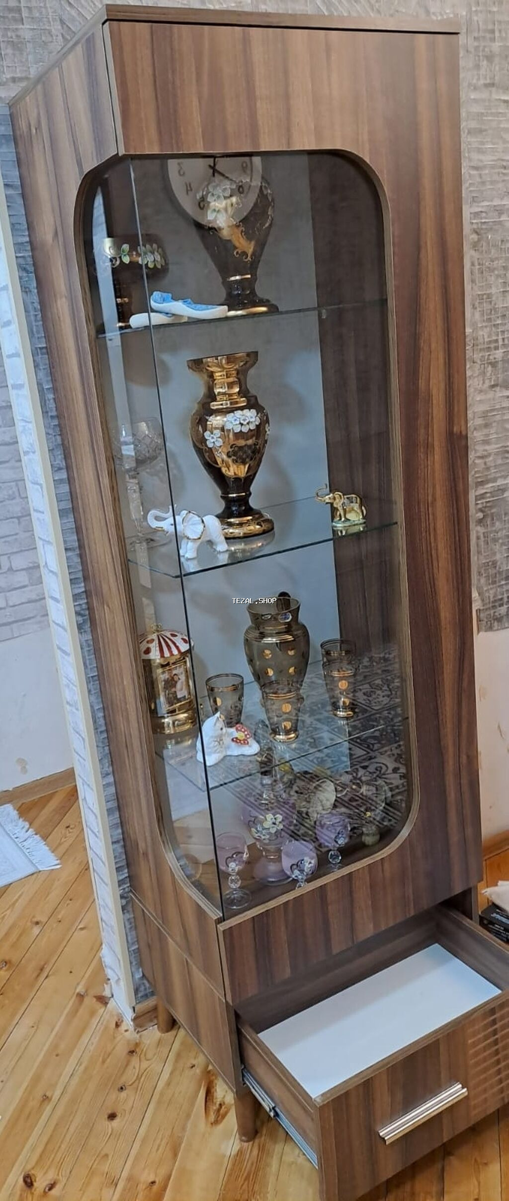 Şüşəli dolab vitrini