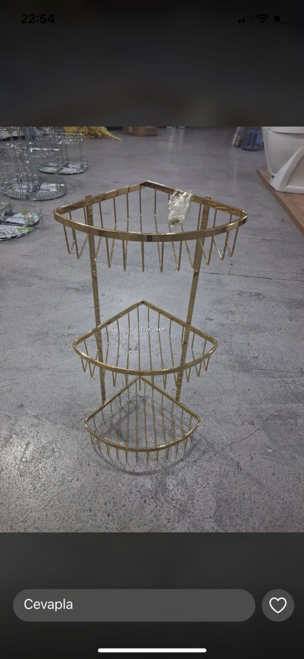 Qızılı rəngdə 3 mərtəbəli künc rəf - Material: metal, qızılı tonlu