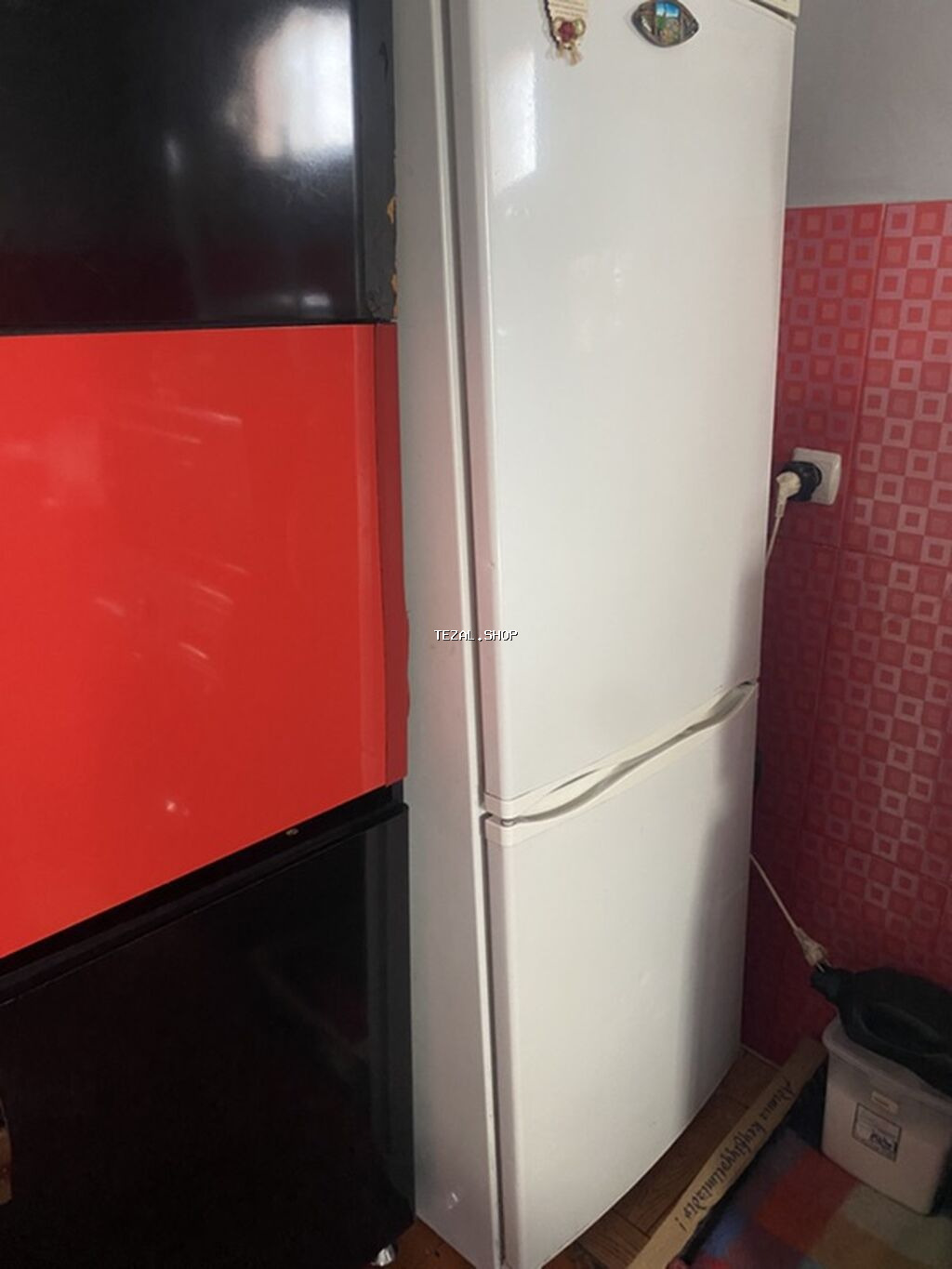 Ağ rəngli iki qapılı soyuducu - Üst hissədə dondurucu, aşağı hissədə