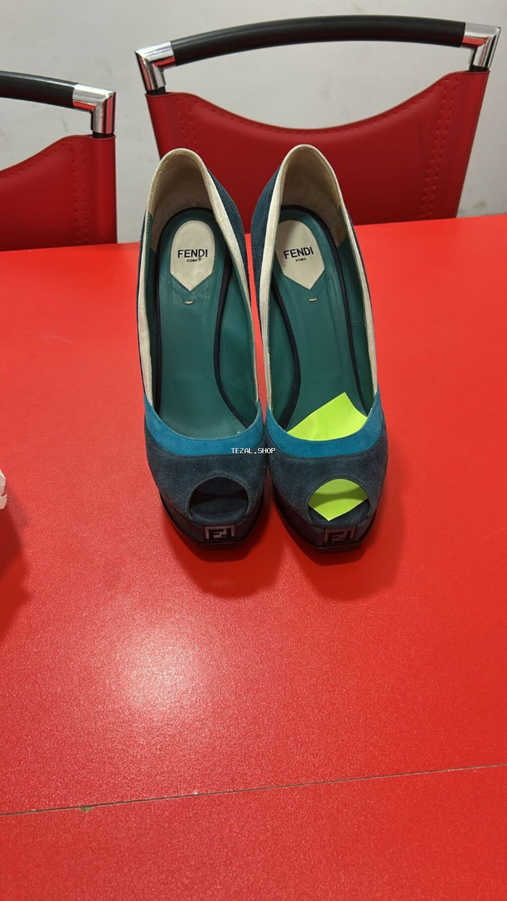 Xaricden getirilmis ayaqqabilar satilir.Her biri brend markadir ve