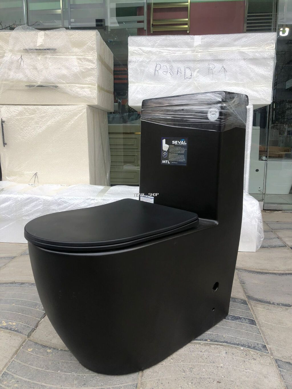 Mat qara rəngdə, birgə gövdəli (monoblok) unitaz. - Brend: SEVAL