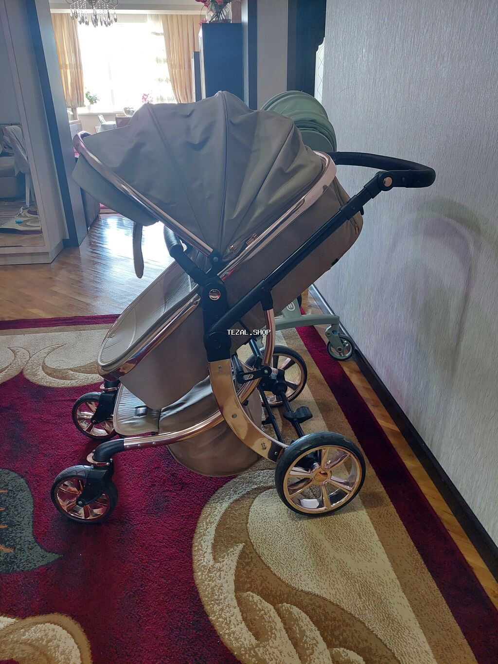 Uşaq arabası – premium dizayn, bej/qızılı tonlarda Xüsusiyyətlər: -