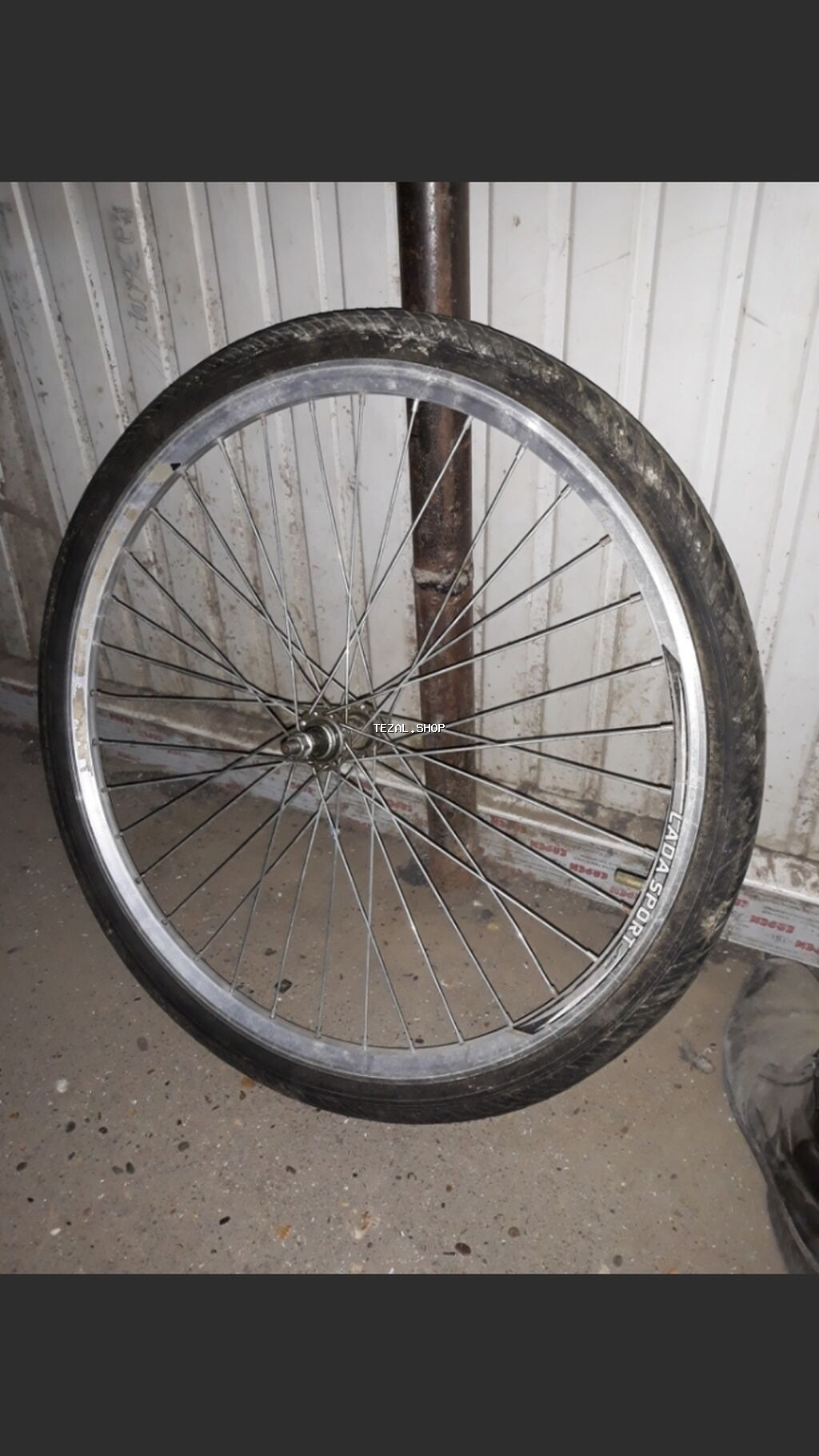 Velosiped tekeri, diski az islenmis. Veziyyeti normal.Qirmizi rəngli