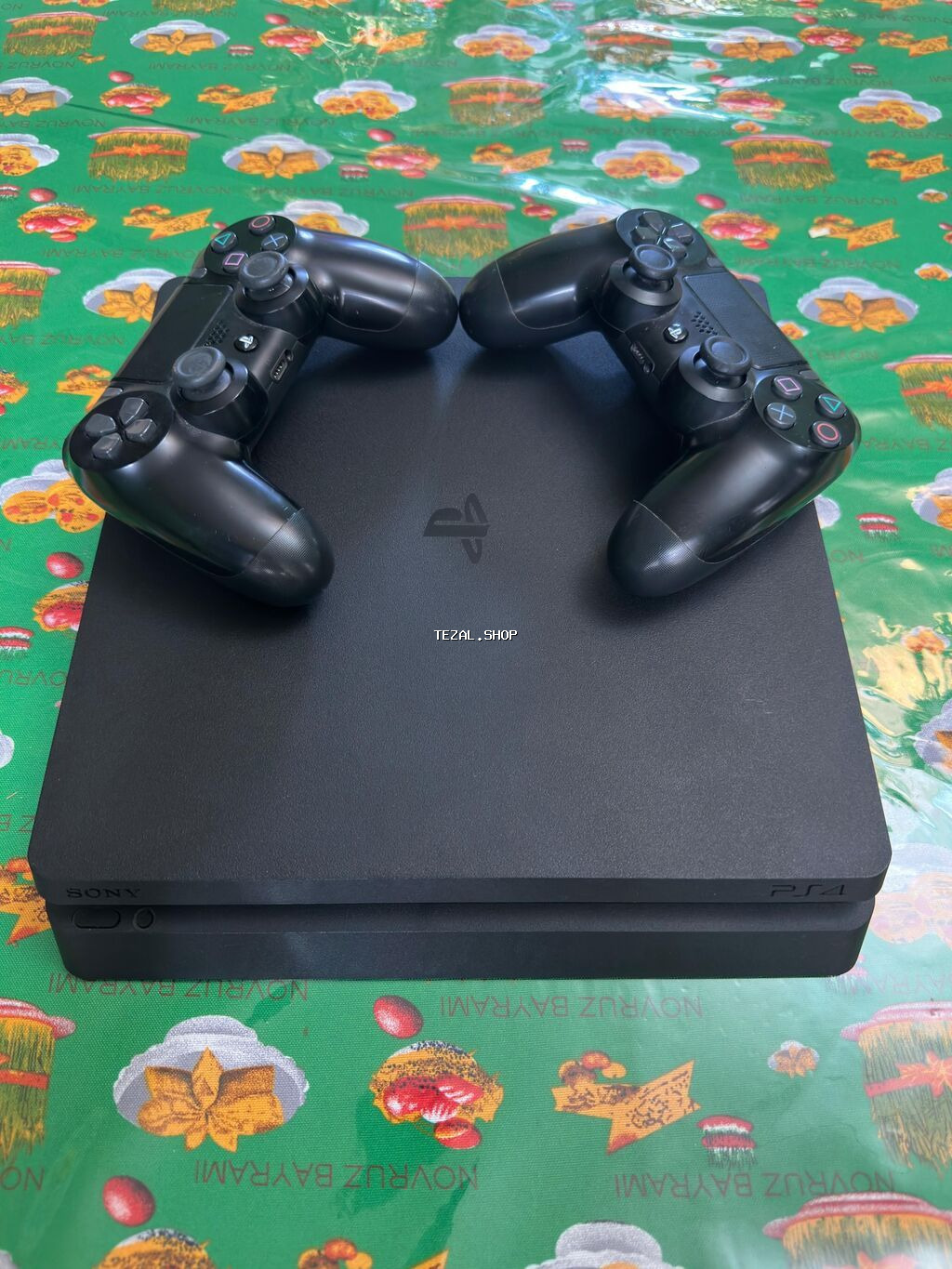 Playstation 4 slim 1 Tb -2 ədəd DualShock idarəetmə pultu -1 ədəd