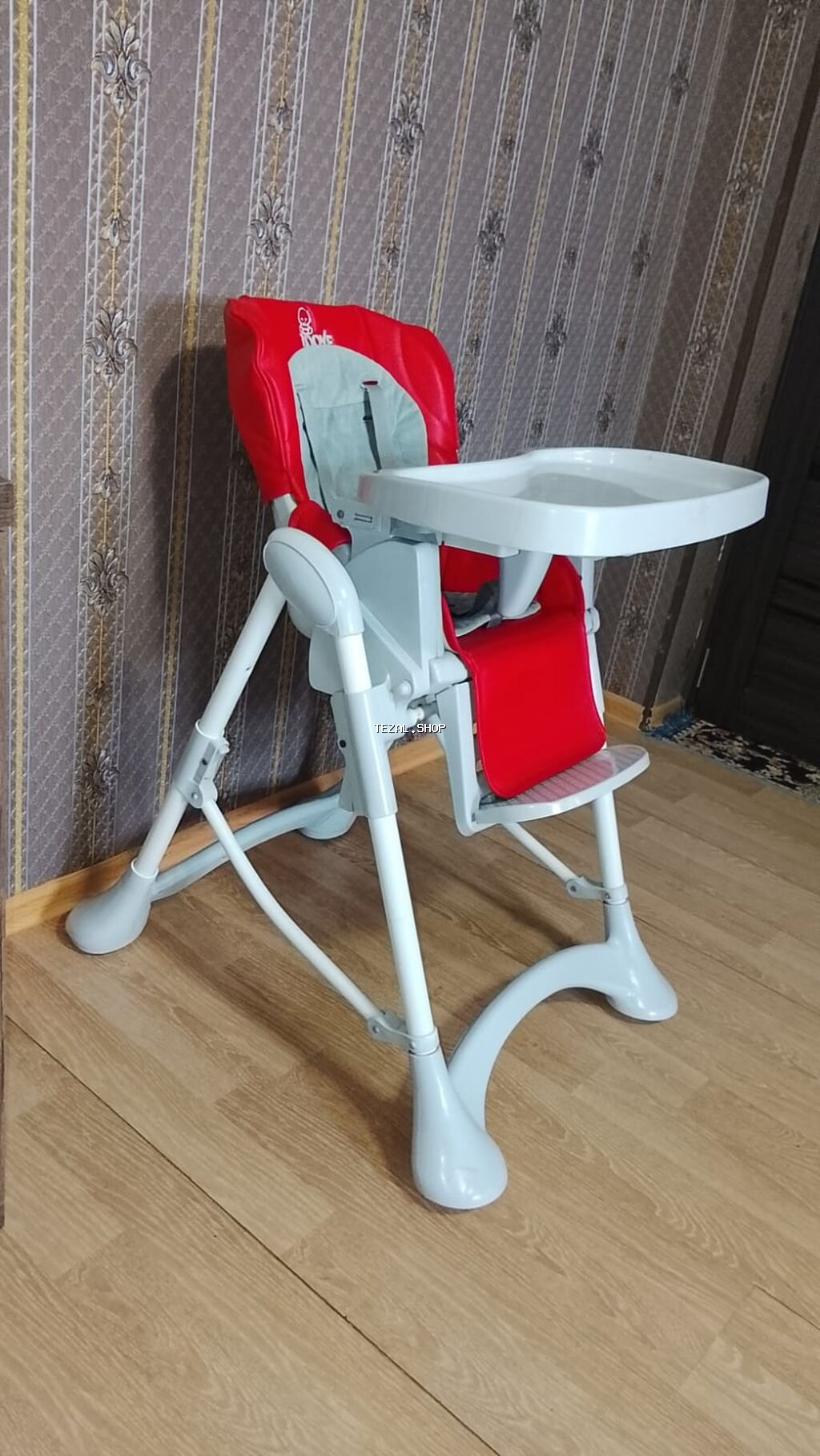 YEMEK MASASI YAXSI VEZIYYETDE TEMIZ VE SELIQELIDIR OTURACAĞINDA HEC