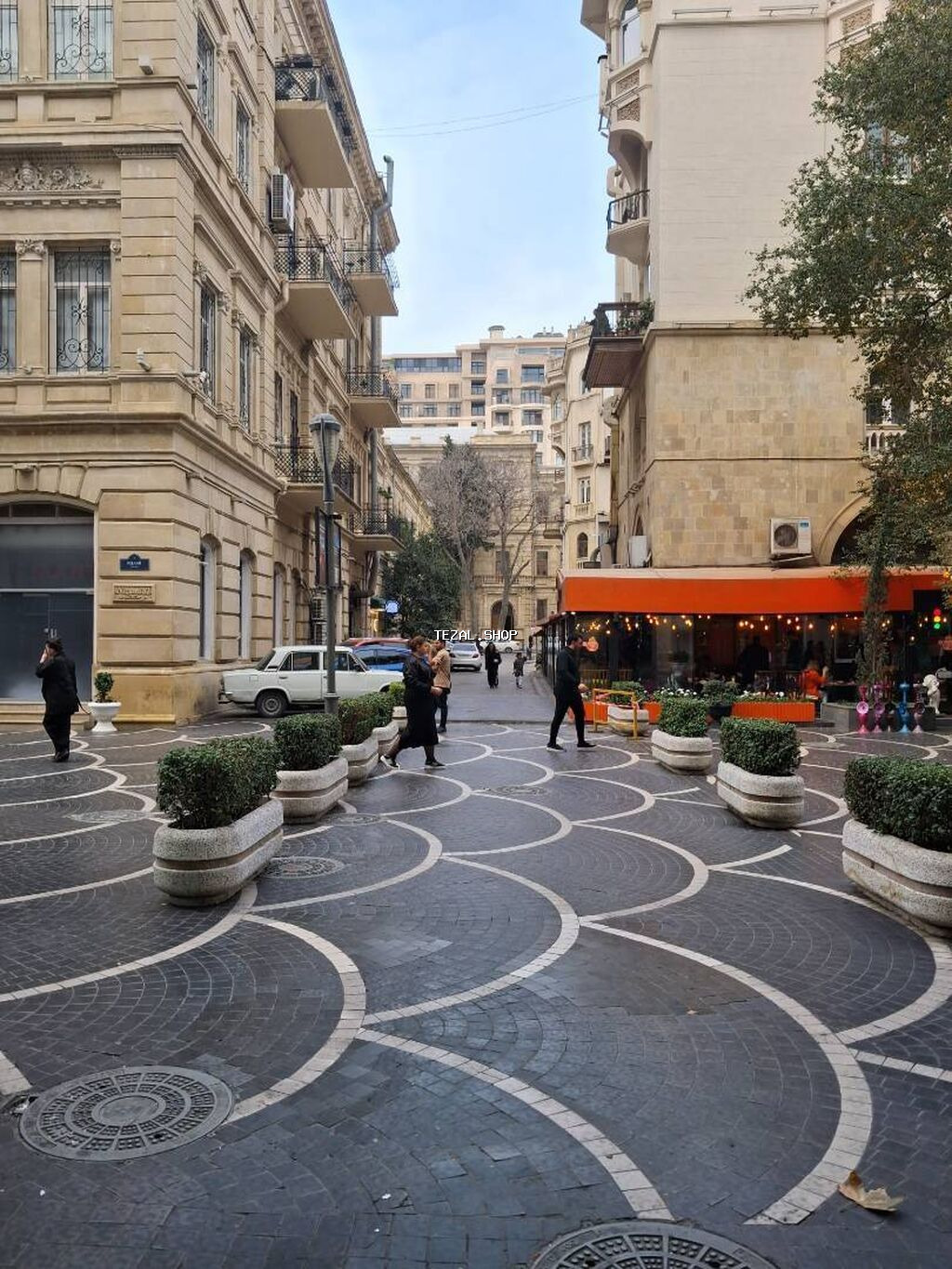 Şəhərin mərkəzində, düz Torqovida 1 Otaq, 1 zal ev həm ev kimi, həm