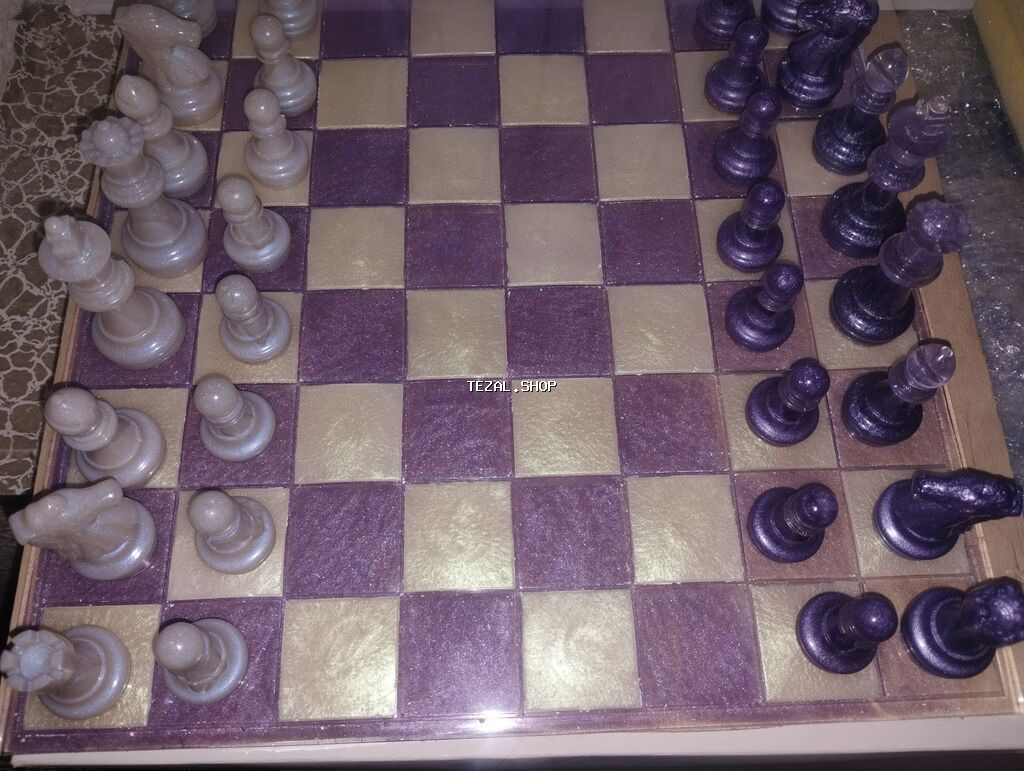 Bənövşəyi-qızılı rəng palitrası ilə şahmat dəsti. - Taxta: 8x8