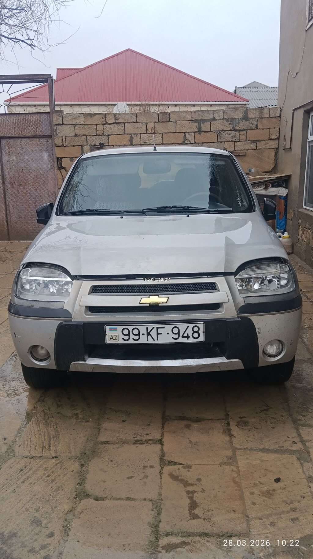 Chevrolet Niva, gümüş rəng, 5 qapılı SUV. Əsas xüsusiyyətlər: -