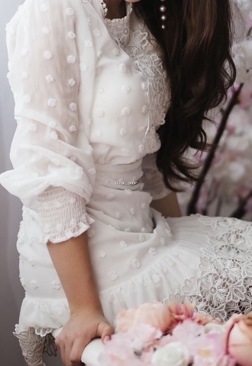 Don 1 dəfə geyinilib. Rəngi ağdır, üzərində krujeva naxışları var