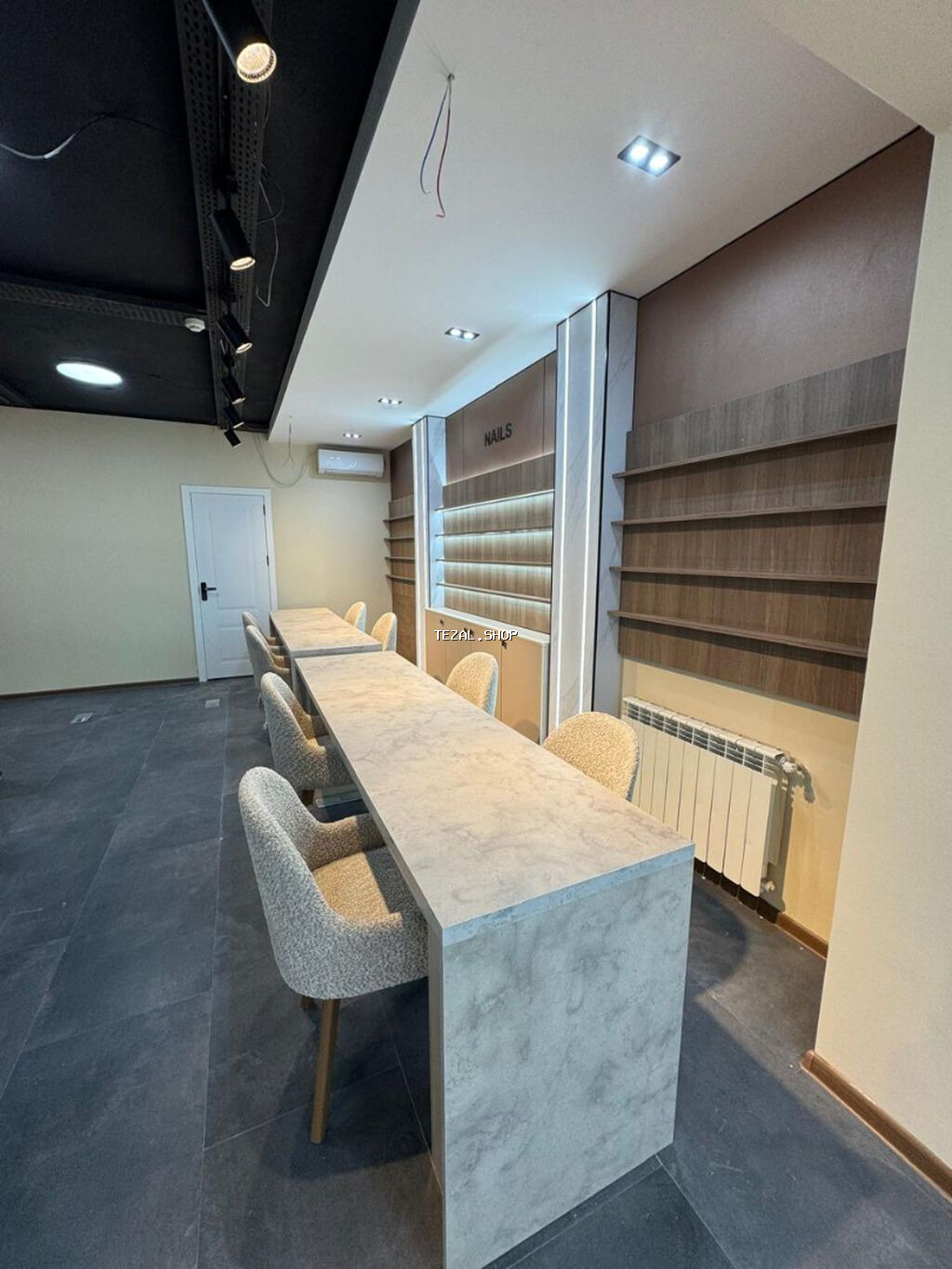 Salam. Yeni təmirdən çıxmış salona dırnaq ustaları tələb olunur