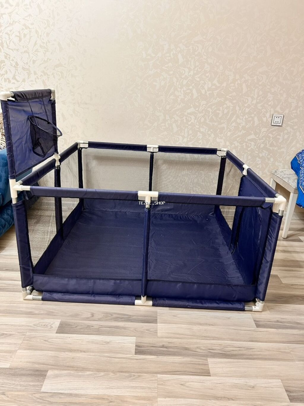 Manej təzədir çox az istifadə olunub. Möhkəm materialdan hazırlanıb