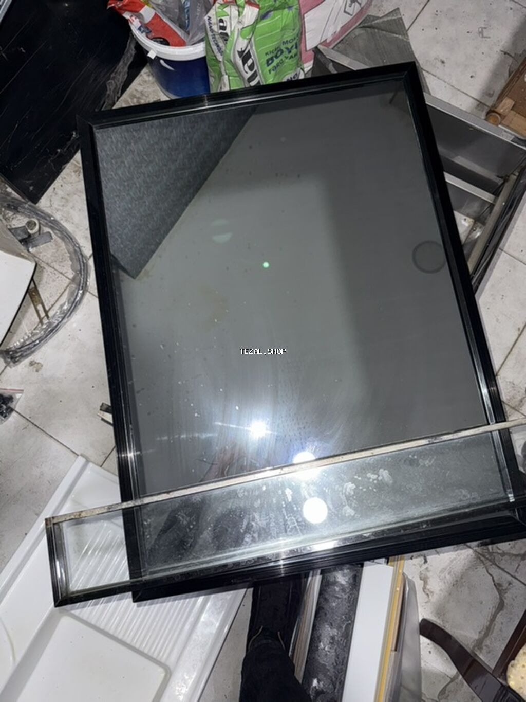 Satılır: Qara şüşə fasadlı hamam dolabı (asılqan tipli) - Üst hissə
