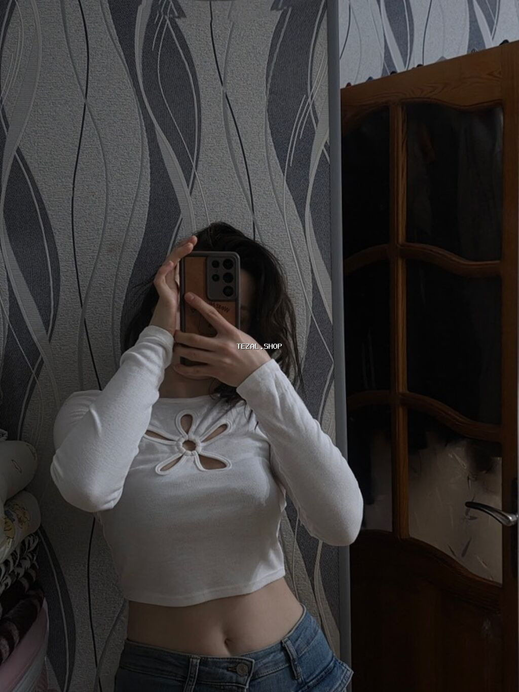 Ağ rəngli qadın crop-top bluz - Model: uzunqol, bədənə oturan kəsim -