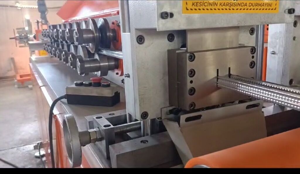 Metal profillərin istehsalı üçün avtomatik roll-forming xətti yenidir