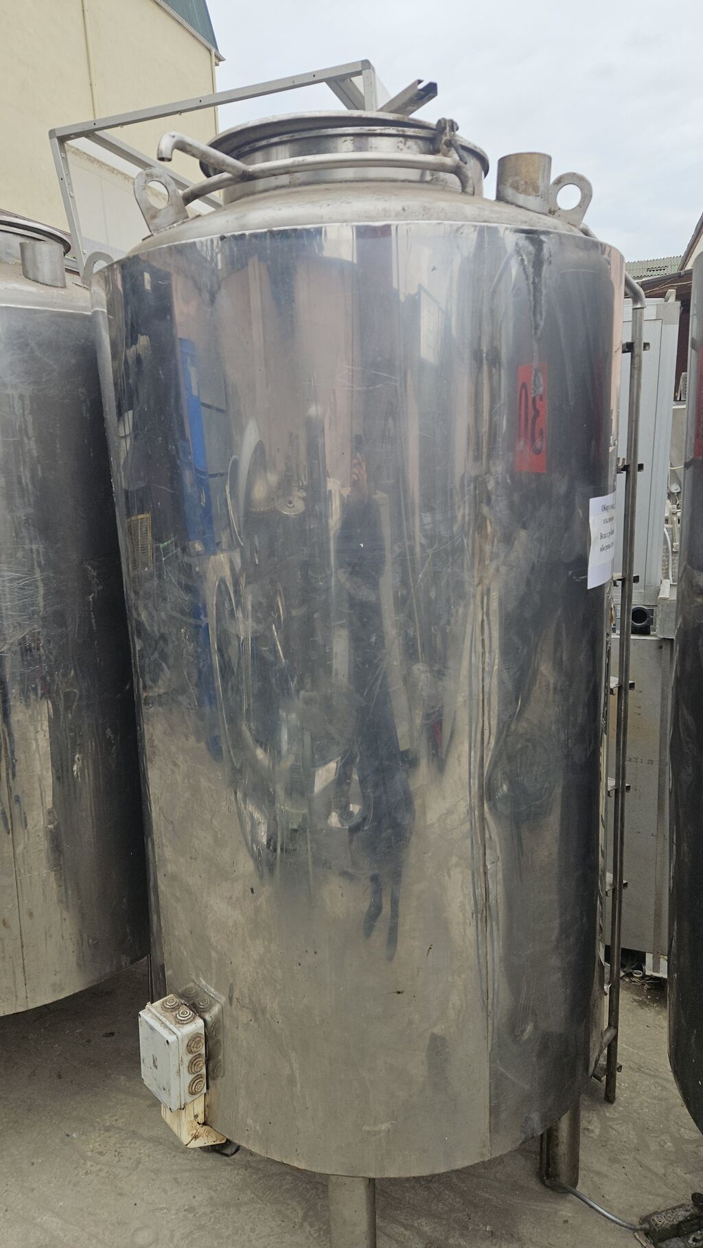 Paslanmayan poladdan sənaye məhlullarinin saxlanilmasi ucun