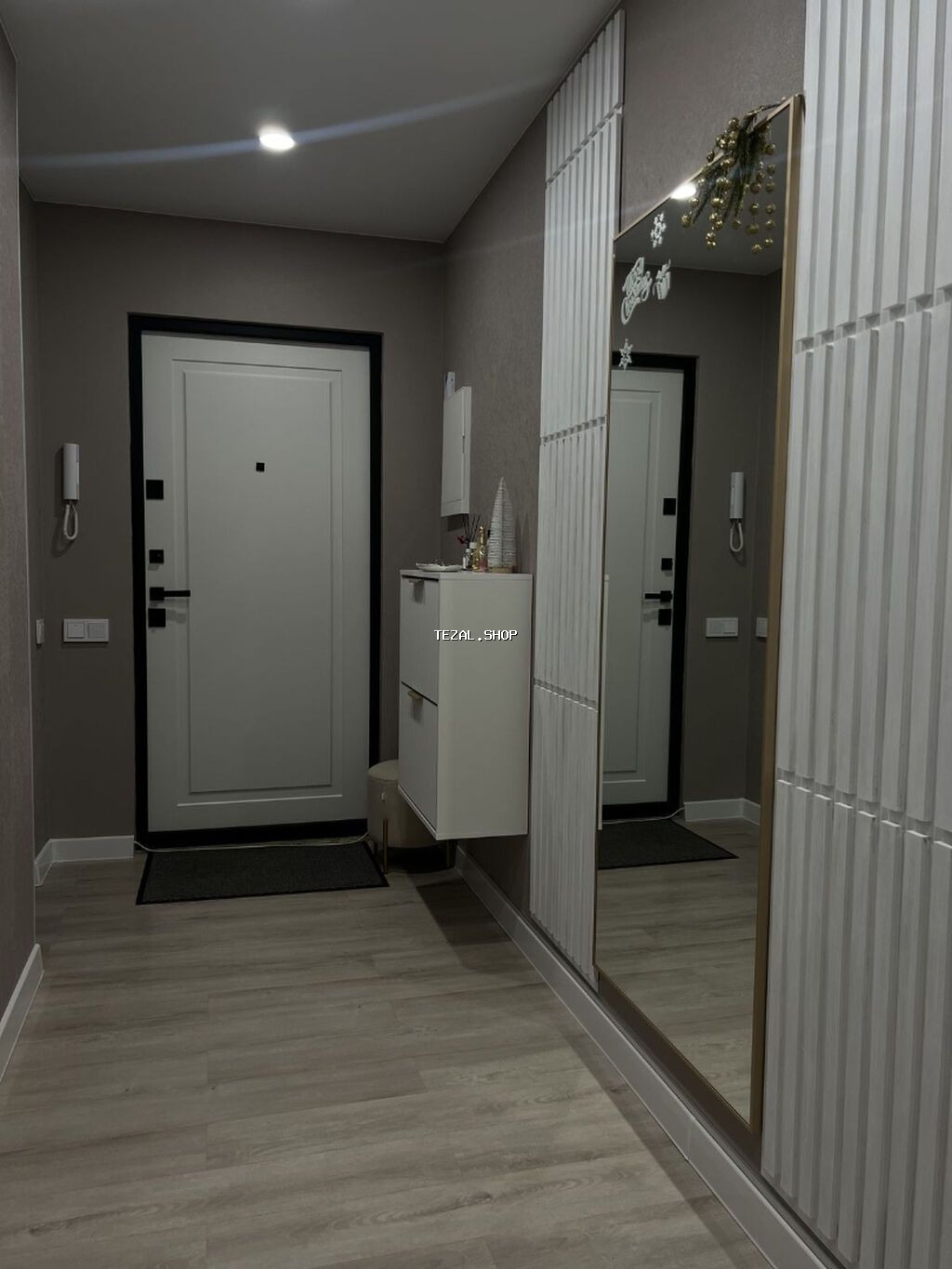 Azadlıq metrosunun yaninda yerləşən 9 mərtəbəli binada 3 otaqlı, əla