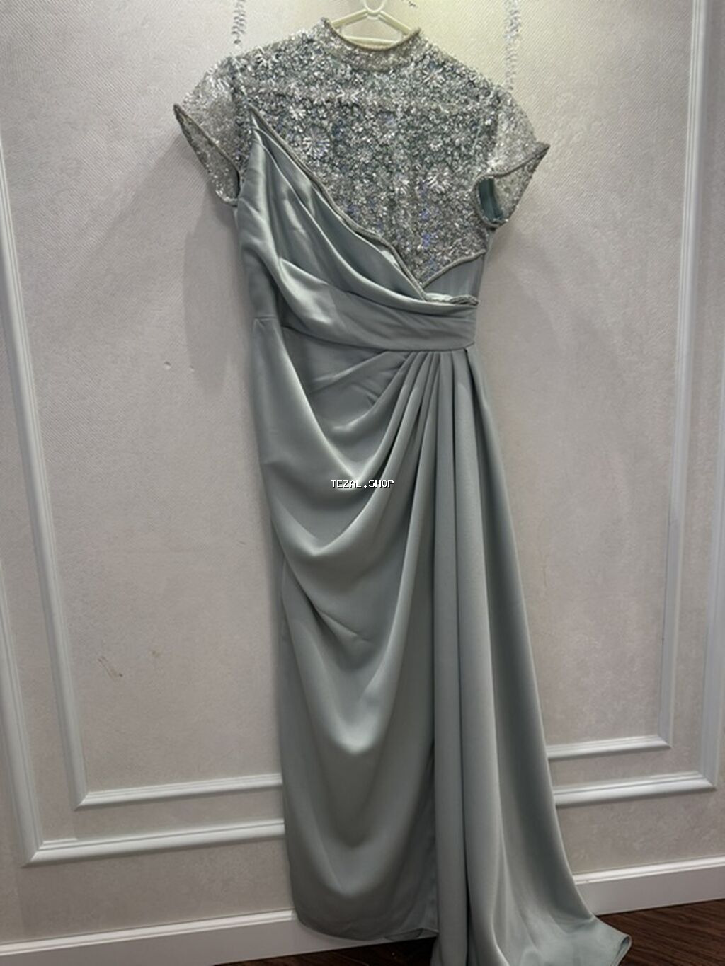 Zərif ziyafət/libas - Rəng: açıq boz-gümüşü. - Üst hissə: şəffaf tor