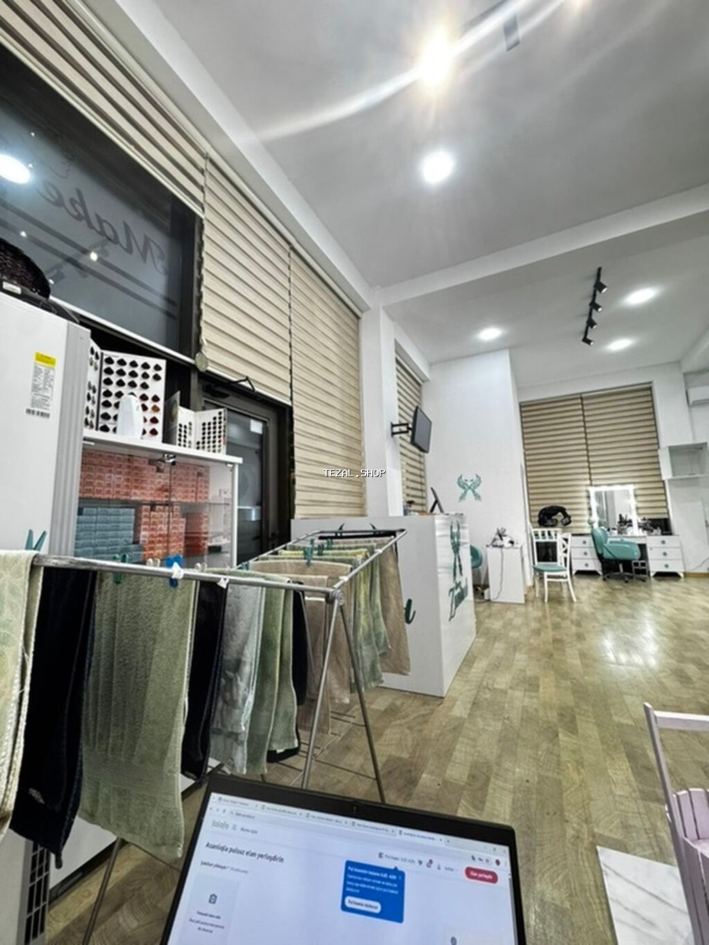 Salonun mebilleri satilir 3 il ilin mebelleridi 
hamisi cox tecili