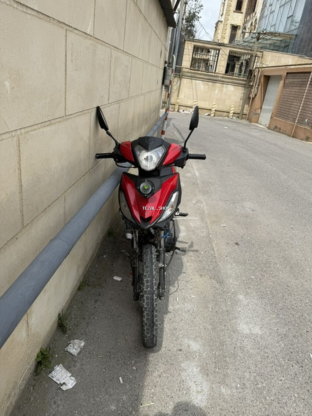 Qırmızı-qara skuter/moped tipli motosiklet Texniki xüsusiyyətlər və