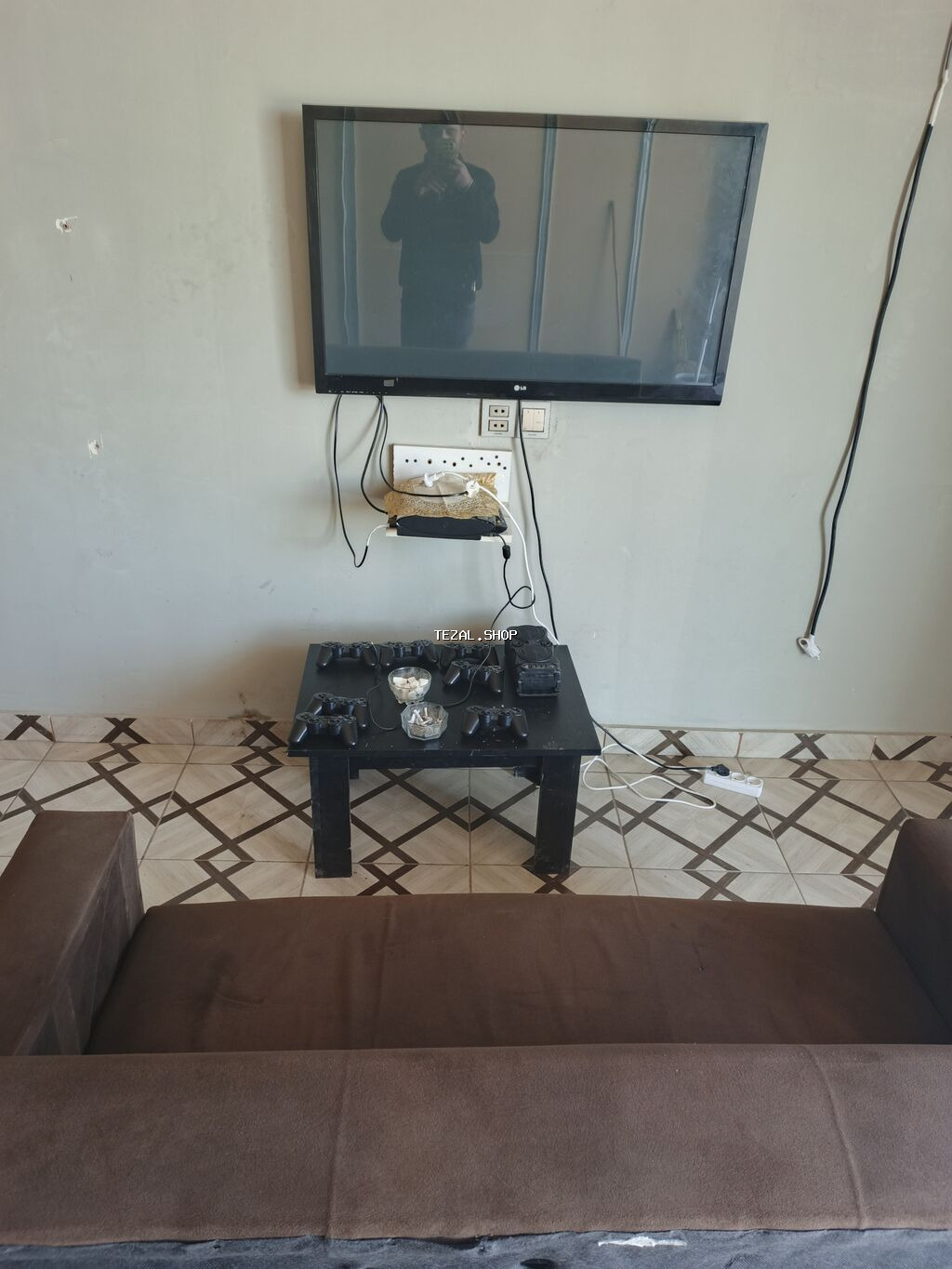 Oyun klubu üçün avadanlıqlar. Dəstə daxildir: * **Oyun konsolu