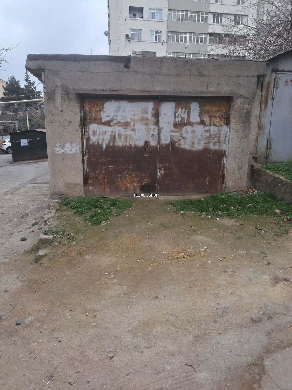 Metall qapılı qaraj/boksa uyğun tikili - Beton konstruksiyalı, üzəri