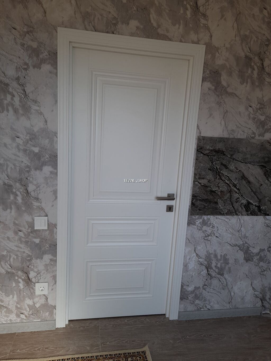 Məhsul: Ağ daxili qapılar və dekorativ divar örtüyü (daş/mermer