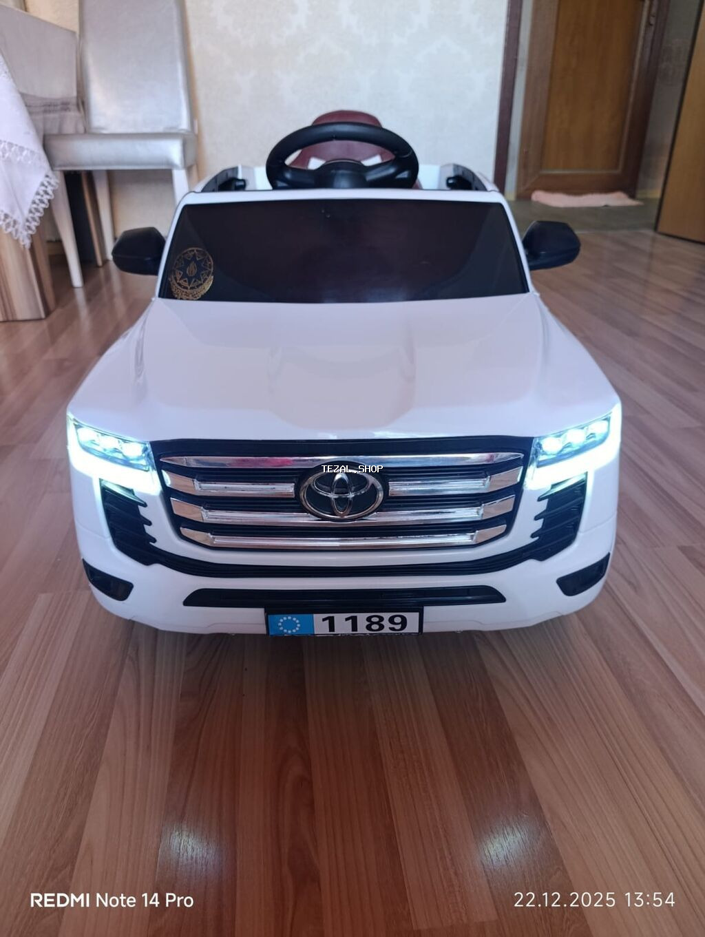 Uşaq elektrik maşını.Toyota markali pedalida var uşaq özü idare etmesi